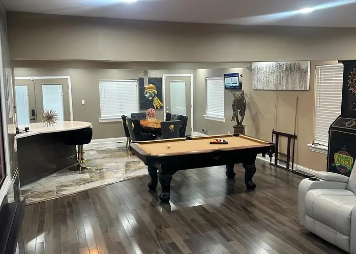 The Marlowe, A Couples Getaway Apartment Chicago