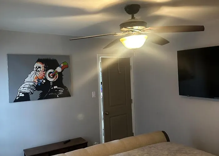 The Marlowe, A Couples Getaway Apartment